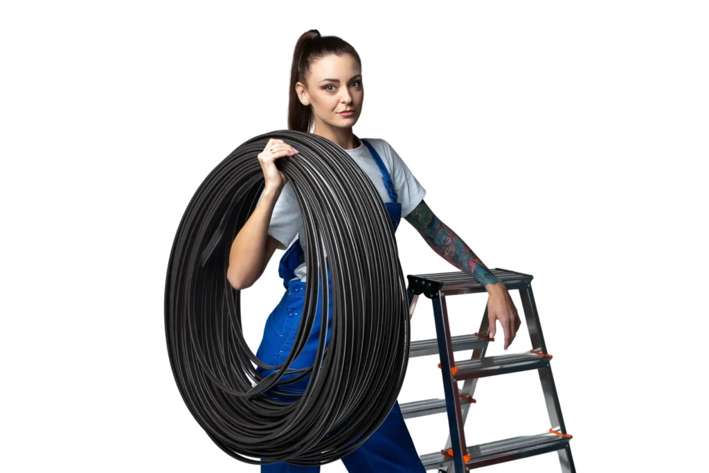 pracownica Okna Ekspert z uszczelką na ramieniu stojąca przy drabinie 5 stopniowej Krause na białym tle