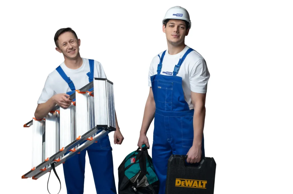 dwóch pracowników serwisu okien przygotowanych do wykonania usługi naprawy okna u klienta